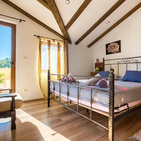 Holiday home Svjetlana